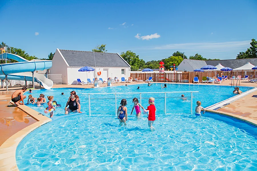 camping avec piscine et toboggan kerarno